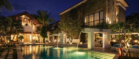 Indoor pool, sun loungers