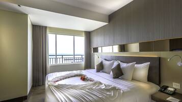 Governor Suite | Minibar, brankas, meja kerja, dan kedap suara