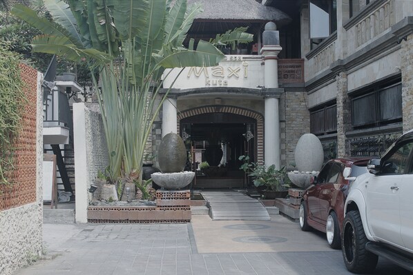 Property entrance - Maxi Hotel & Spa (Kuta)
