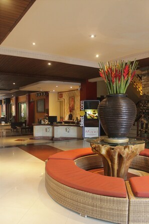 Lobby sitting area - Maxi Hotel & Spa (Kuta)