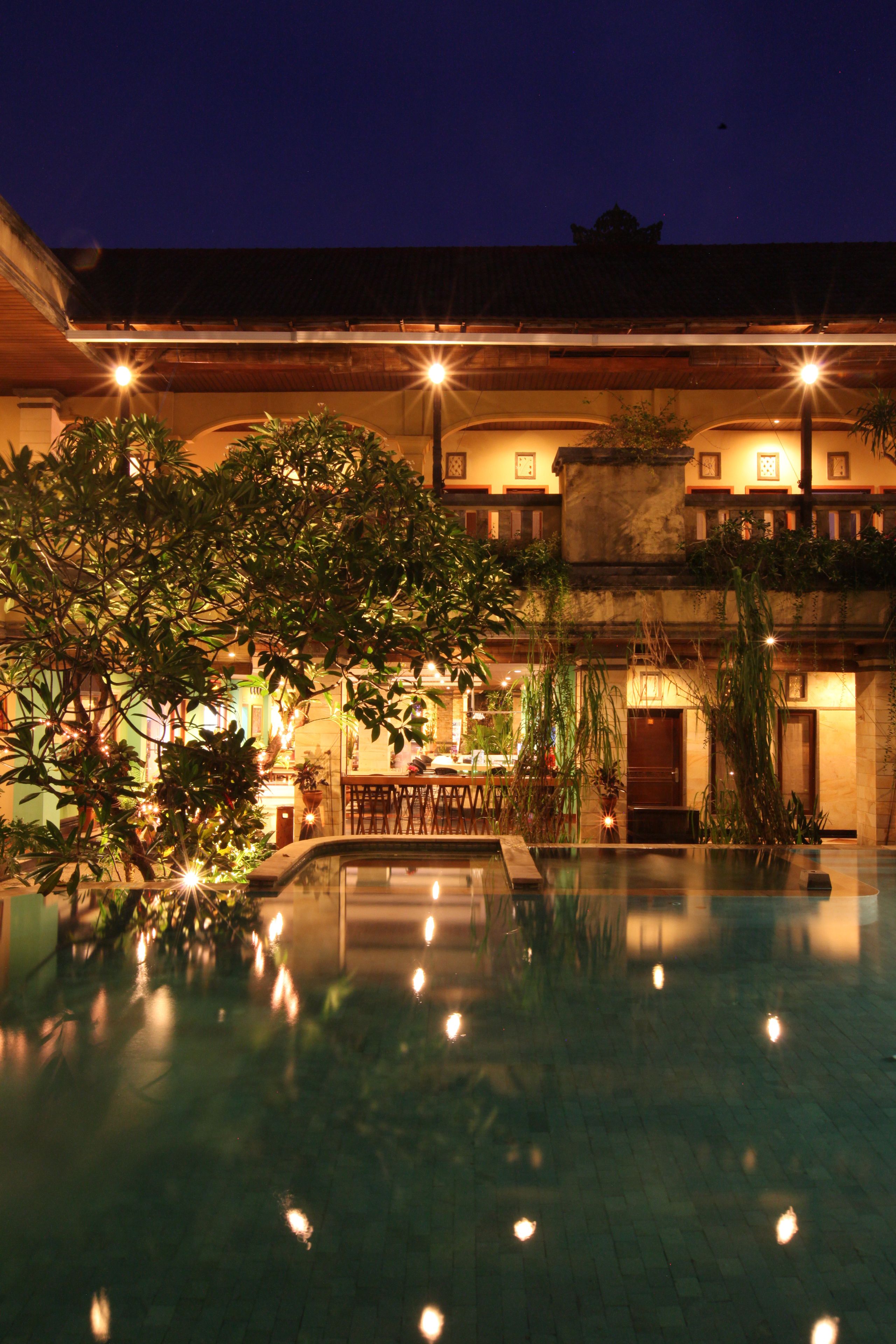 Piscine extérieure, chaises longues