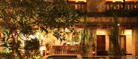 Piscine extérieure, chaises longues