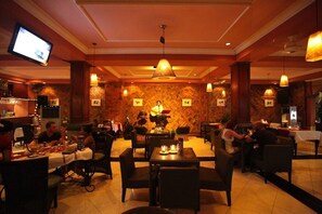 Petit déjeuner et déjeuner servis sur place, restauration en plein air 