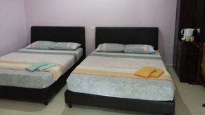 Two single beds with headboards, a clock on the wall, and a coffee machine on a table. - Gelam Inn Motel Langkawi (Langkawi)
