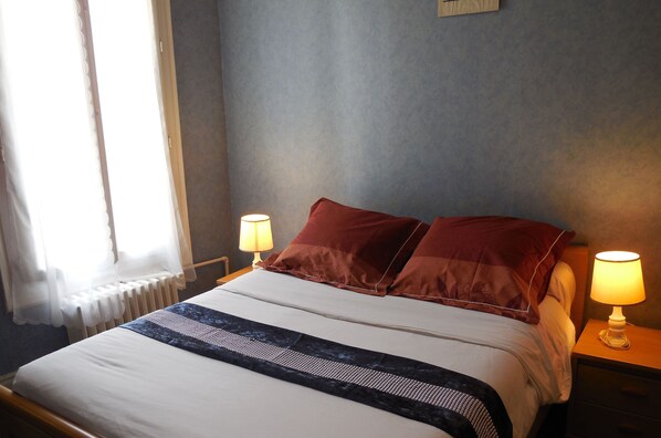 Chambre de base double (shared W.C.) | Coffre-fort, bureau, accès au Wi-Fi (inclus)