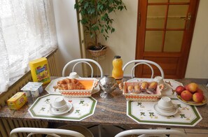 Double Room | Breakfast area | Daily continental breakfast for a fee - Hôtel Le Petit Château (Malakoff)