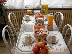 Double Room | Dining - Hôtel Le Petit Château (Malakoff)