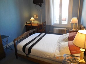 In-room safe, desk, free WiFi - Hôtel Le Petit Château (Malakoff)