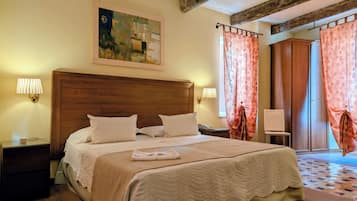 Hochwertige Bettwaren, Minibar, Zimmersafe, Schreibtisch