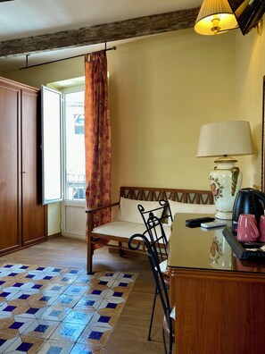 Basic-Zimmer | Hochwertige Bettwaren, Minibar, Zimmersafe, Schreibtisch