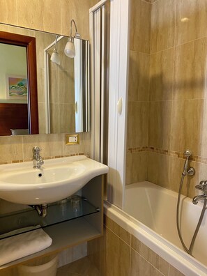 Junior Room | Bathroom | Hair dryer, bidet, towels