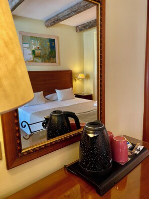 Habitación básica | Ropa de cama de alta calidad y minibar 