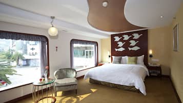 Deluxe Room, Mountain View | Living room