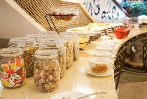Tägliches Frühstücksbuffet gegen Gebühr