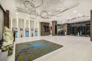 A spacious lobby with a modern chandelier, a reception desk, and a patterned carpet. - Holiday Inn Express Beijing Yizhuang by IHG (Beijing)