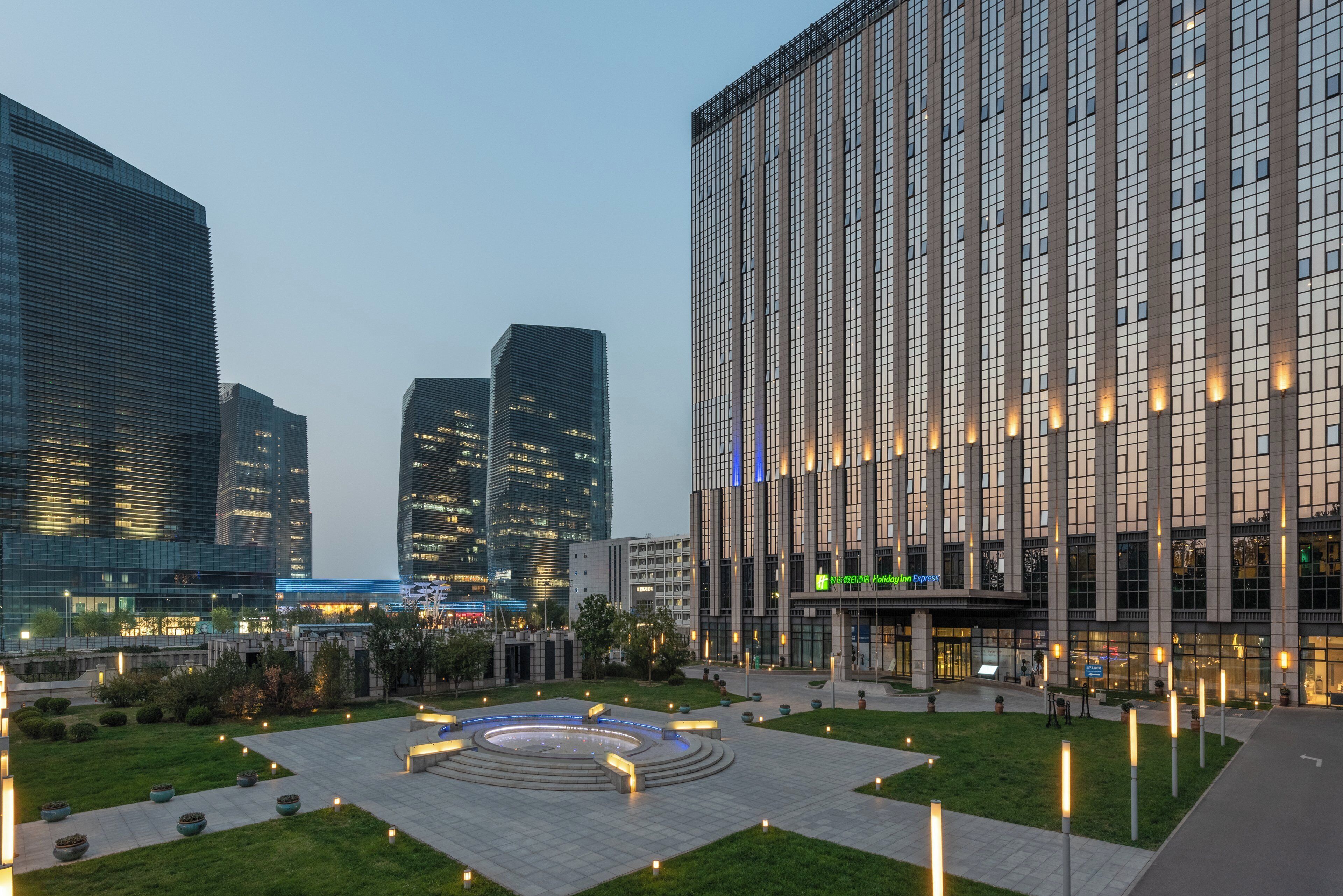 Un hôtel moderne doté d’une cour intérieure, entouré d’immeubles de grande hauteur.
