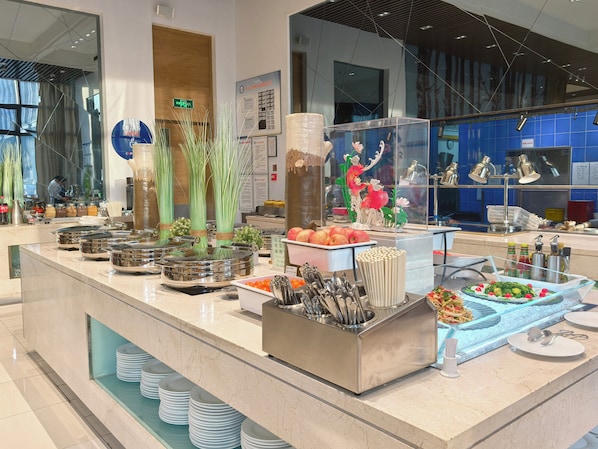 A buffet area with various food items and utensils. - Holiday Inn Express Beijing Yizhuang by IHG (Beijing)