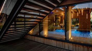 Indoor spa tub