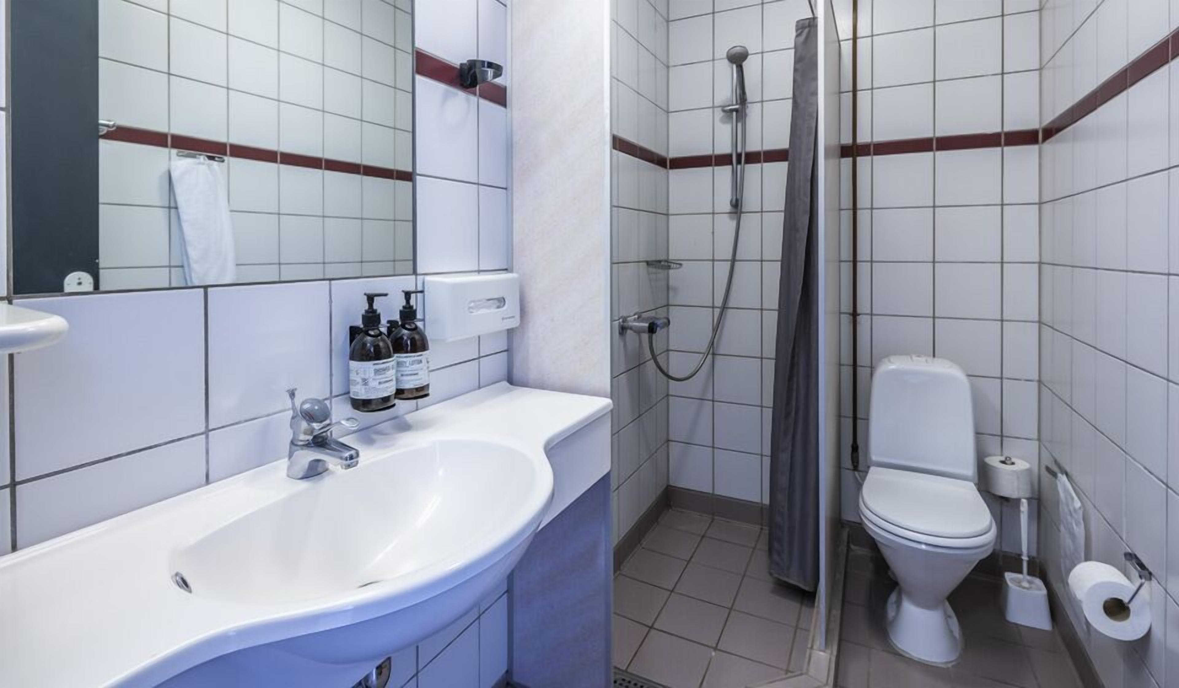 standard double pet friendly | bathroom | free toiletries, hair dryer, towels