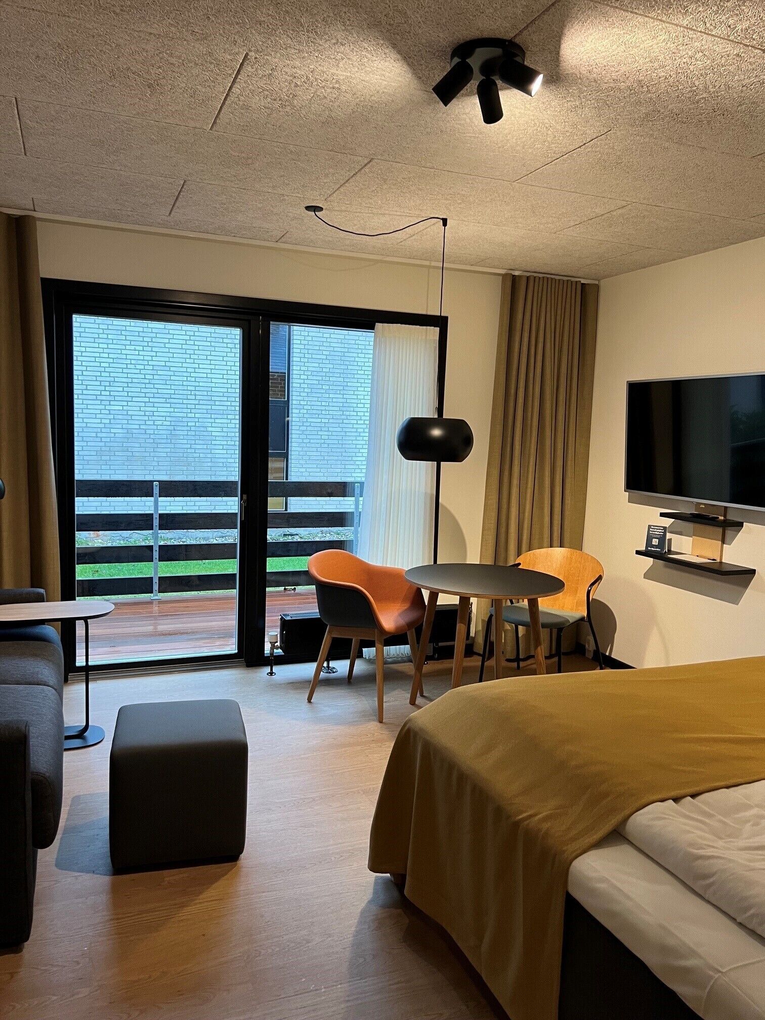 Standard Double Pet Friendly | Hypo-allergenic bedding, laptop workspace, free WiFi, bed sheets