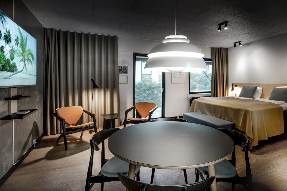 junior suite | hypo-allergenic bedding, laptop workspace, free wifi, bed sheets