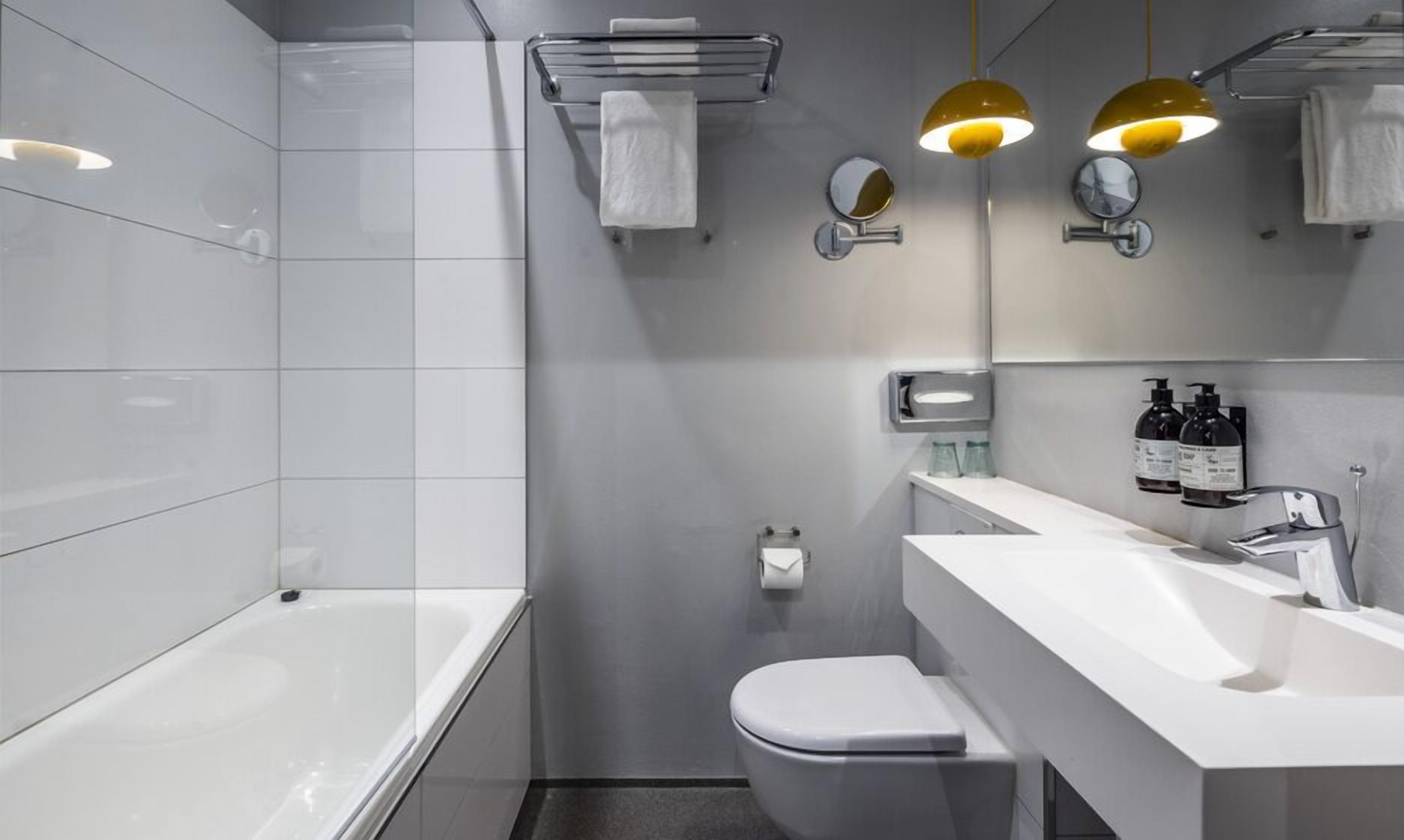 deluxe double room with vonå garden view | bathroom | free toiletries, hair dryer, towels