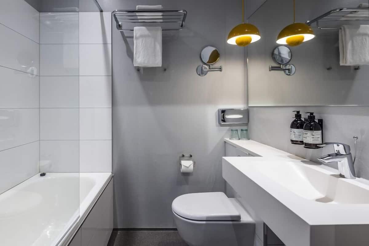 deluxe double room with vonå garden view | bathroom | free toiletries, hair dryer, towels