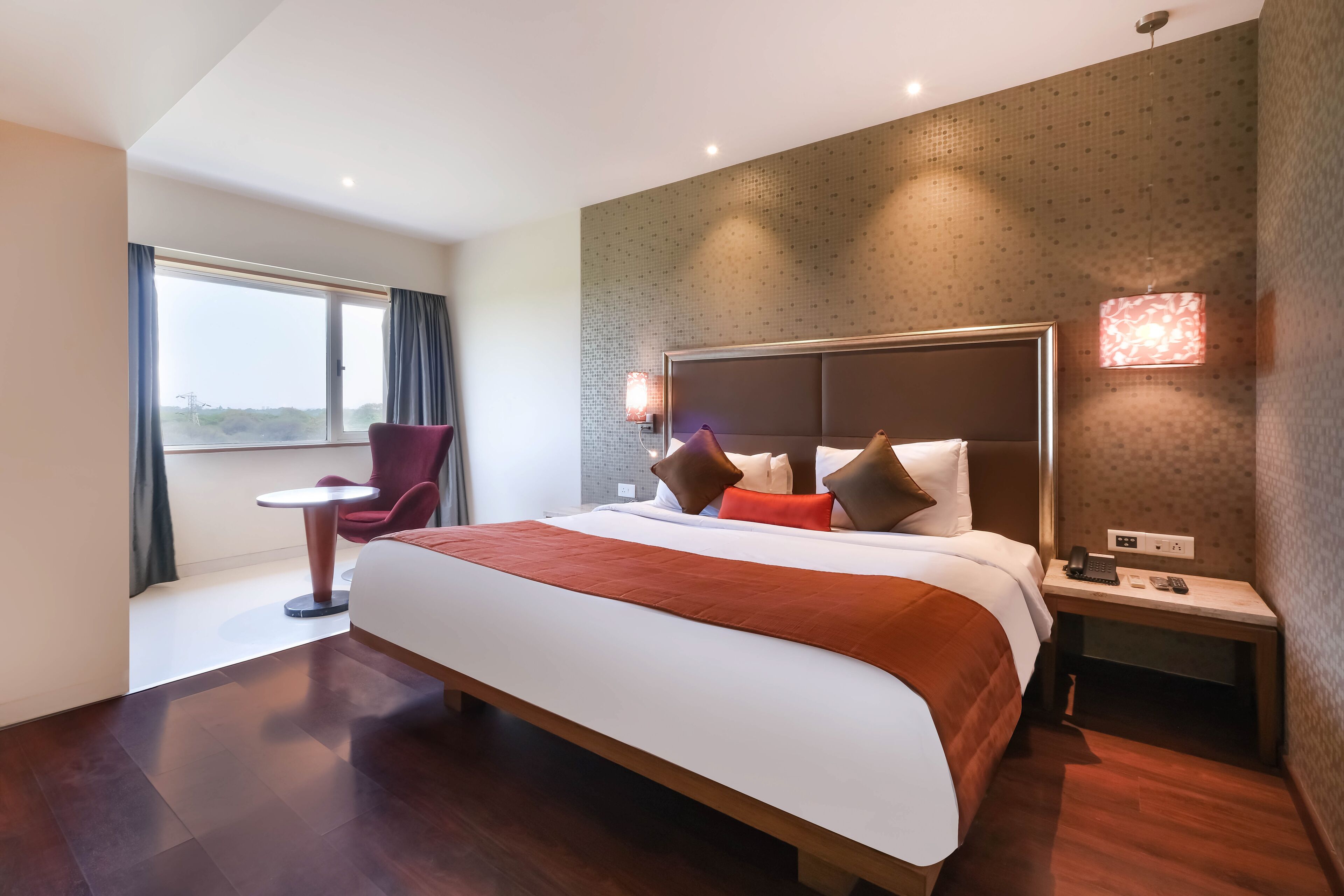 プレミアム ダブルルーム クイーンベッド 1 台 | 高級寝具、セーフティボックス (室内)、デスク、ノートパソコン用作業スペース