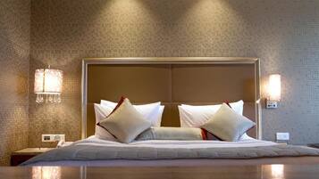 Suite, 1 Queen Bed | Premium bedding, in-room safe, desk, laptop workspace