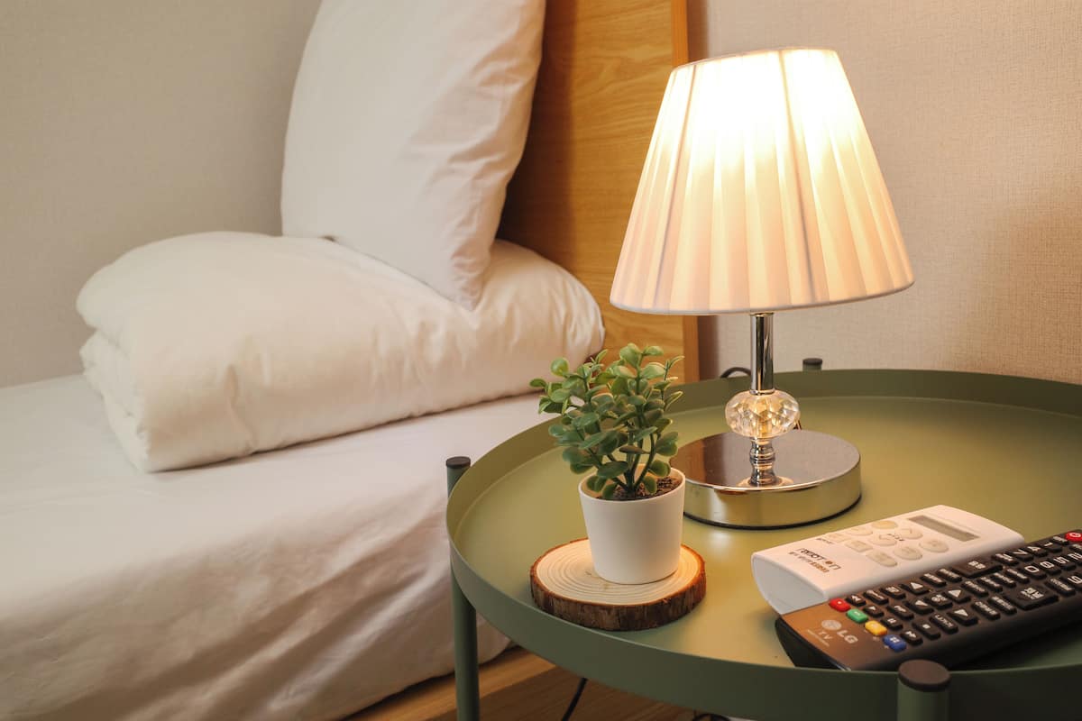 Standard Twin Room, Non Smoking (non-Korean nationals only) | WiFi (無料)、ベッドシーツ