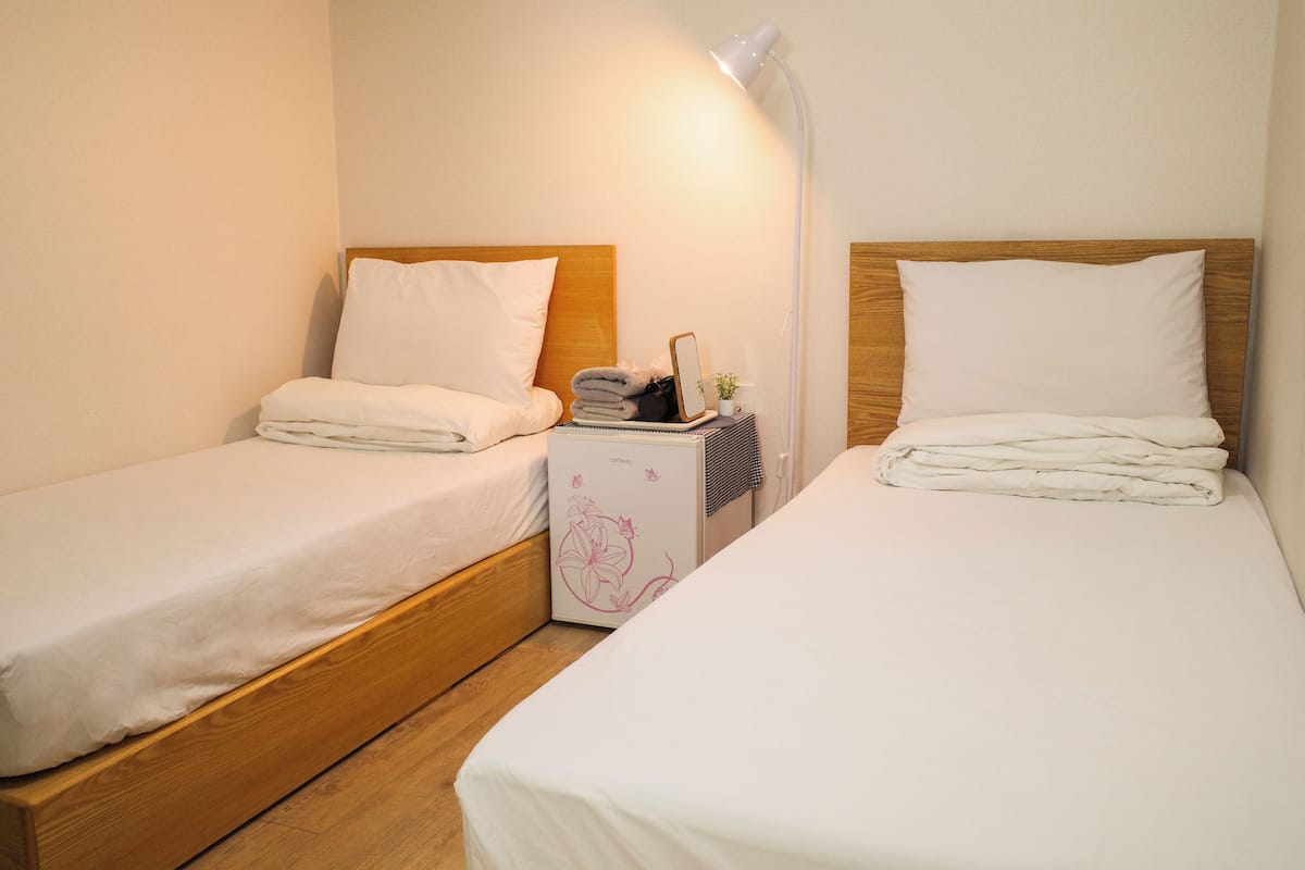 Twin Room, No Windows (non-Korean nationals only) | 免费 WiFi、床单