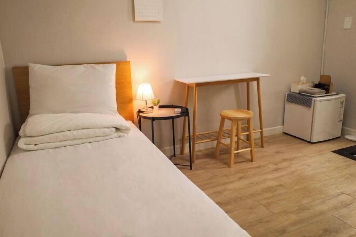 Free WiFi, bed sheets
