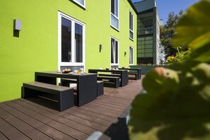 Terrace/patio - RiKu HOTEL Neu-Ulm (Neu-Ulm)