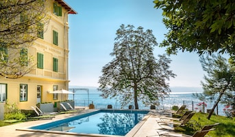 Una piscina al aire libre de temporada
