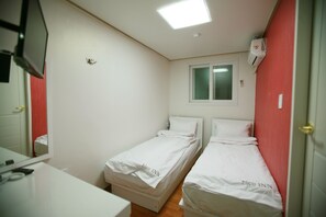 Zweibettzimmer | Schreibtisch, schallisolierte Zimmer, kostenloses WLAN