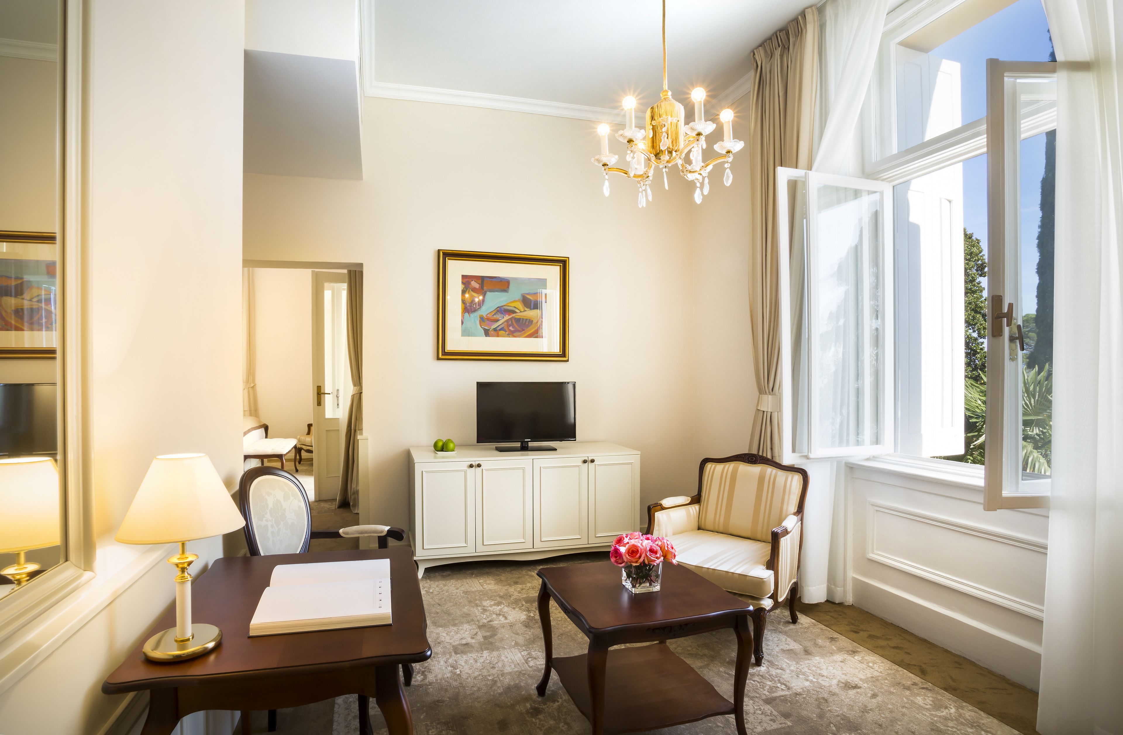 junior suite | 1 bedroom, minibar, in-room safe, desk