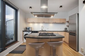 Refrigerador con freezer, microondas, placa de cocina, lavavajillas