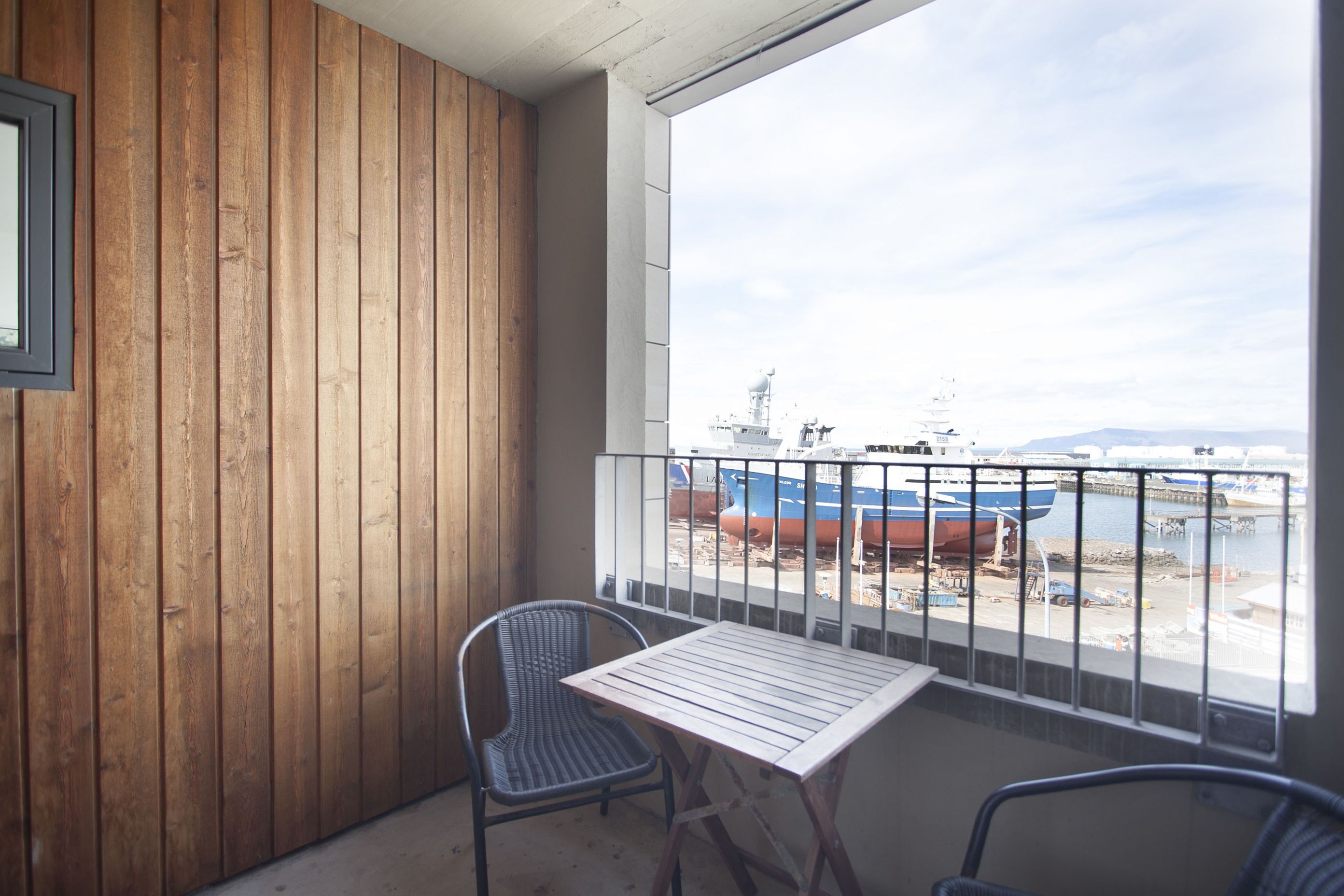Premium Sea view Apartment with balcony - free parking | Individually decorated, individually furnished, desk, blackout curtains