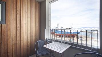 Premium Sea view Apartment with balcony - free parking | Individually decorated, individually furnished, desk, blackout curtains