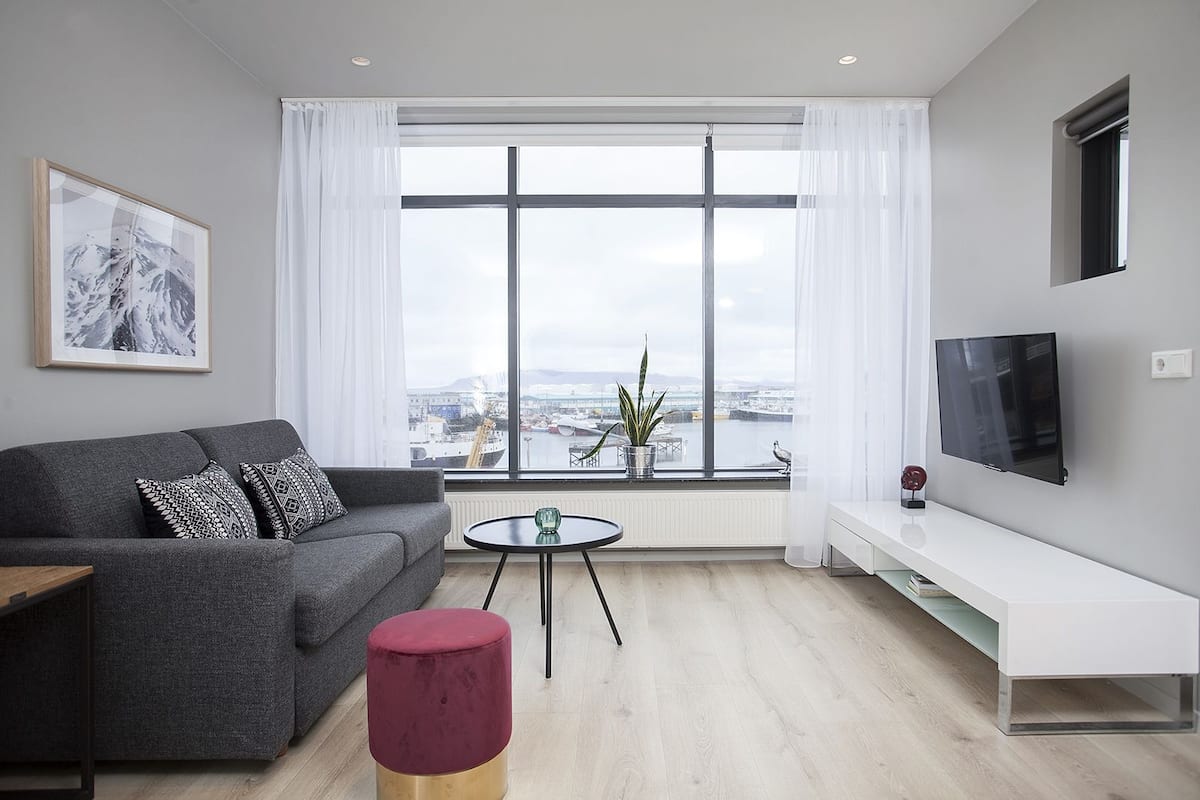 Premium Sea view Apartment with balcony - free parking | Área de estar | TV de tela plana, Netflix