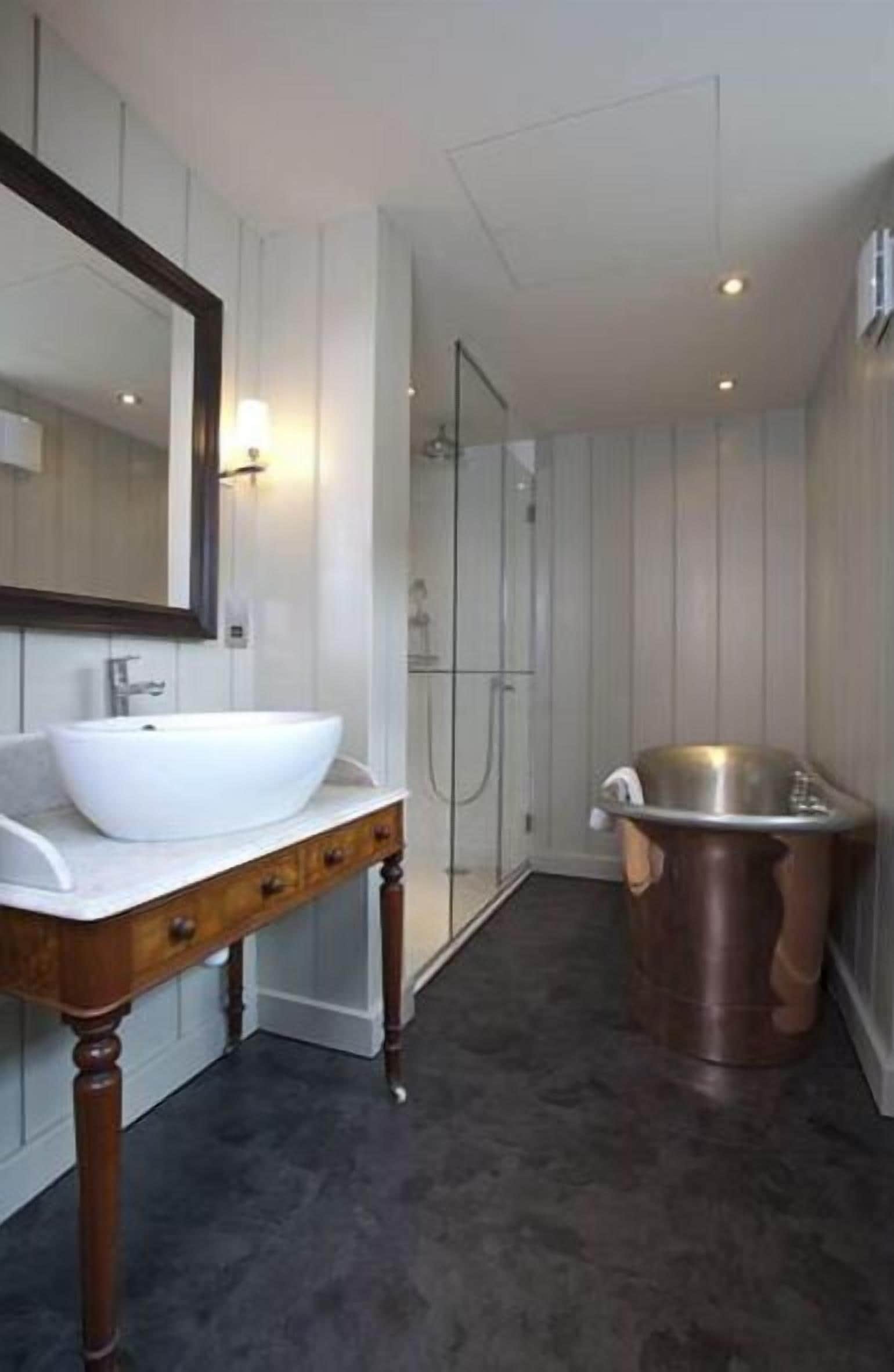 superior double room | bathroom | free toiletries, hair dryer, towels, soap