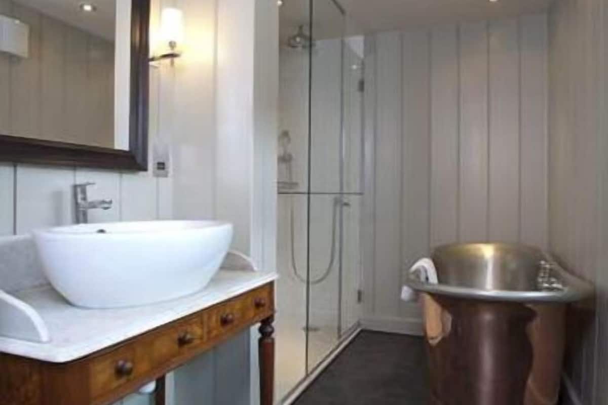 superior double room | bathroom | free toiletries, hair dryer, towels, soap