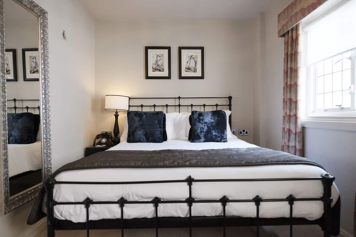 Camera doppia | Minibar, una cassaforte in camera, una scrivania, tende oscuranti