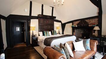 Minibar, caja de seguridad en la habitación y escritorio