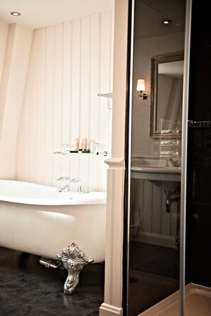 Executive Twin kamer | Een minibar, een kluis op de kamer, een bureau, verduisterende gordijnen