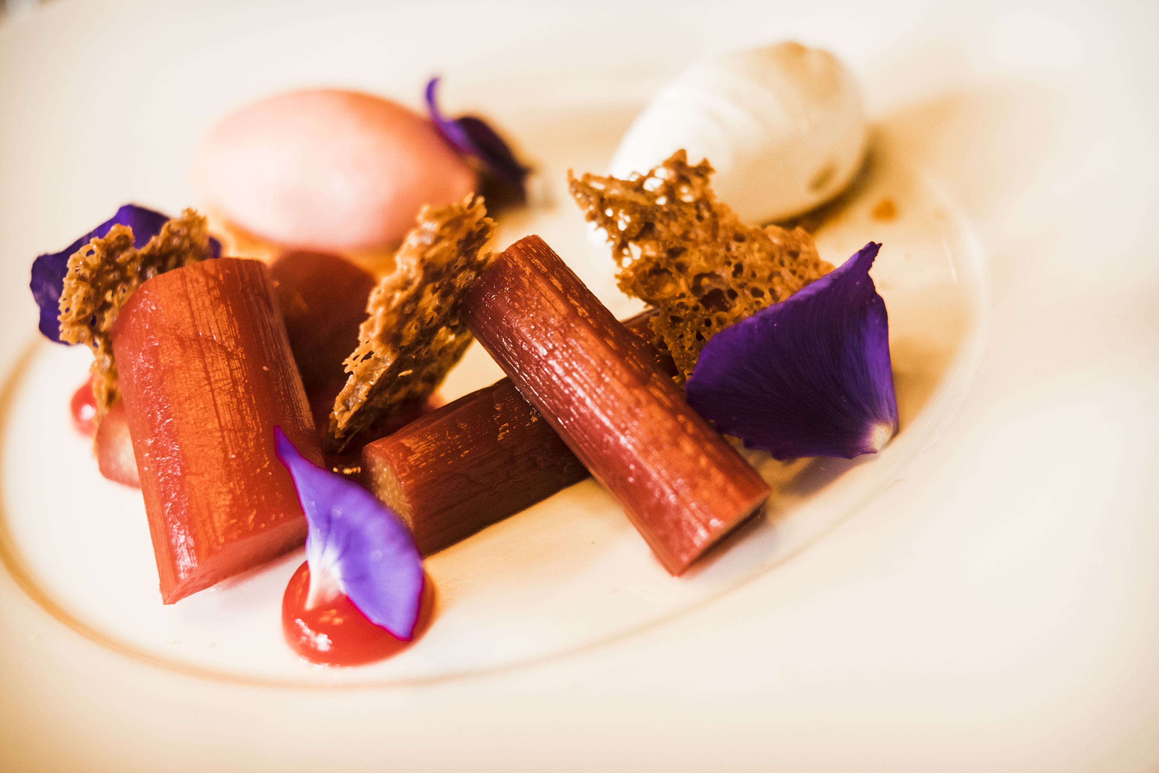 Un plato de postre con distintos alimentos y guarniciones.
