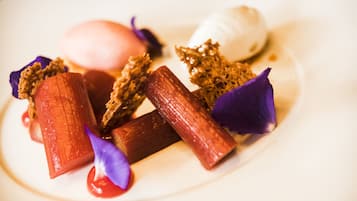 Un plato de postre con distintos alimentos y guarniciones.