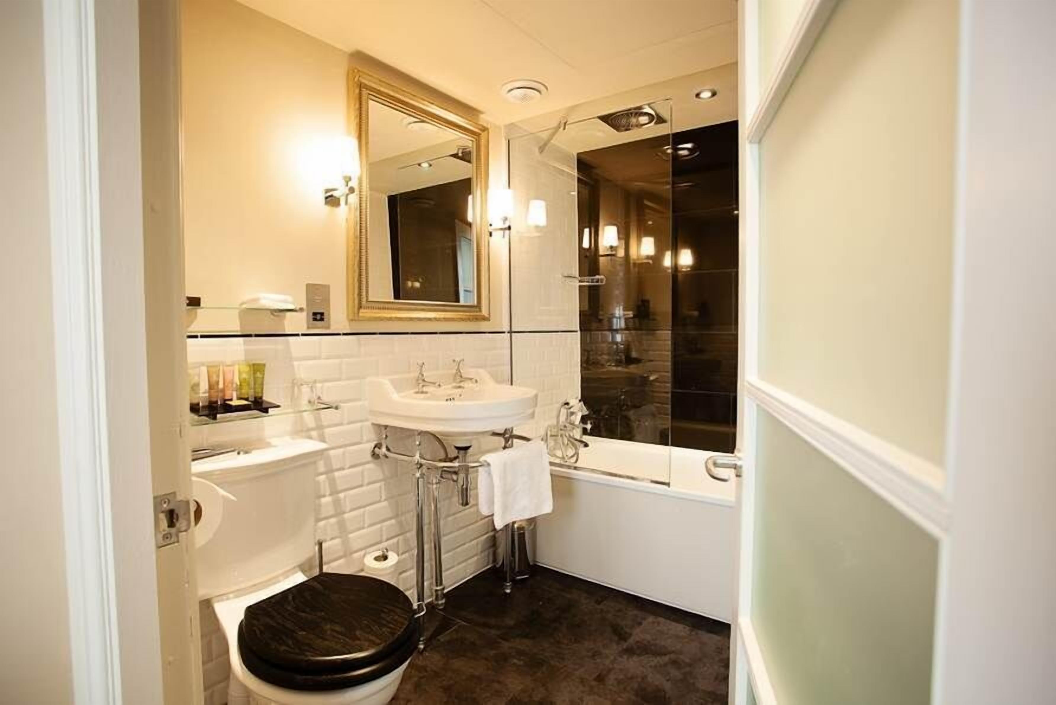 classic double room | 1 bedroom, minibar, in-room safe, desk