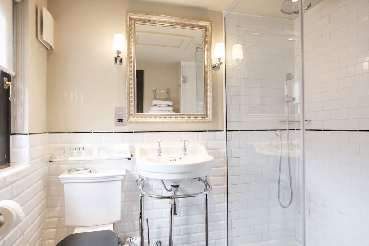 Set di cortesia gratuito, asciugacapelli, asciugamani, sapone