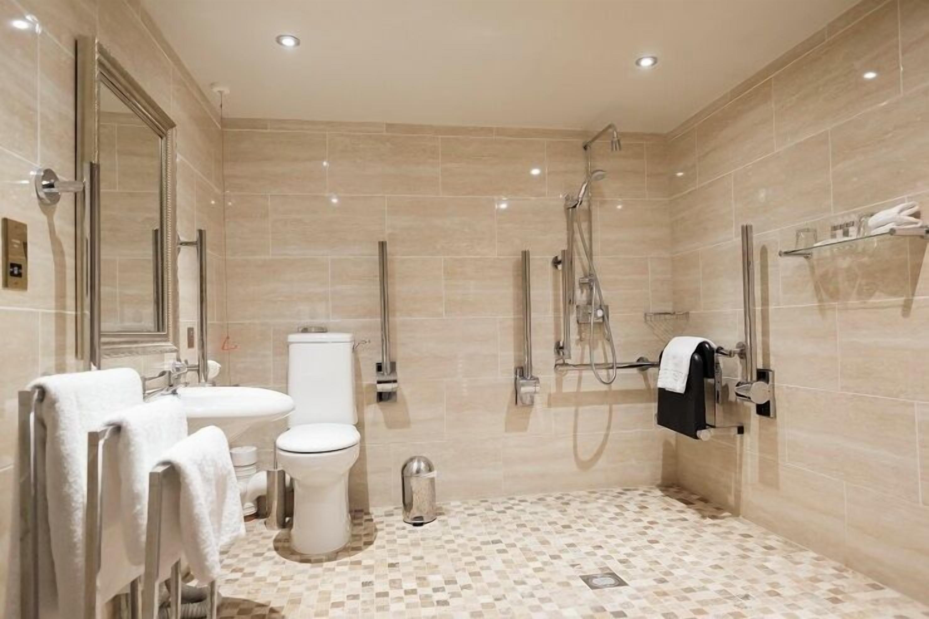 Classic Double or Twin Room | Bathroom | Free toiletries, hair dryer, towels, soap